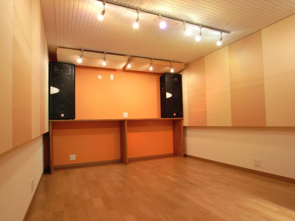 お寿司屋さんを改装し楽器演奏とラジオ収録を可能にした防音室