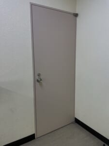 部屋の端のドア